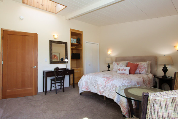 motel inverness guest room with bed and dining table